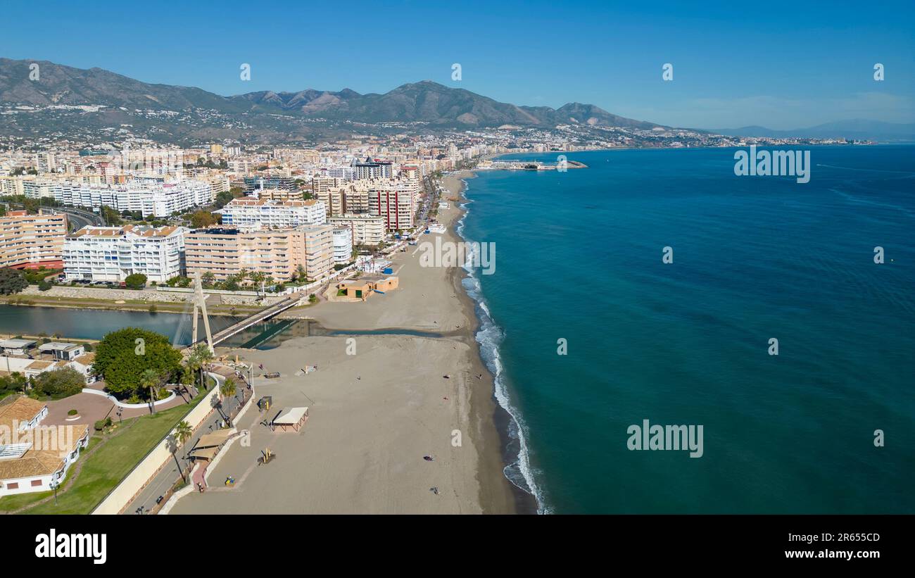 Vista aerea della spiaggia di El Ejido sulla costa di Fuengirola, provincia di Malaga, Andalusia. Foto Stock