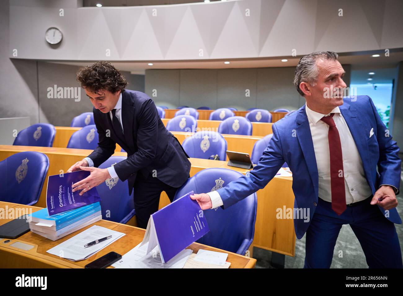 L'AIA - Jesse Klaver (sinistra verde) e Tom van der Lee (sinistra verde) esamineranno le cose nella relazione quando il primo ministro Rutte ha bisogno di una sospensione per una risposta nel corso di un dibattito sulla relazione della commissione d'inchiesta parlamentare sull'estrazione di gas naturale a Groningen. ANP PHIL NIJHUIS olanda fuori - belgio fuori Foto Stock