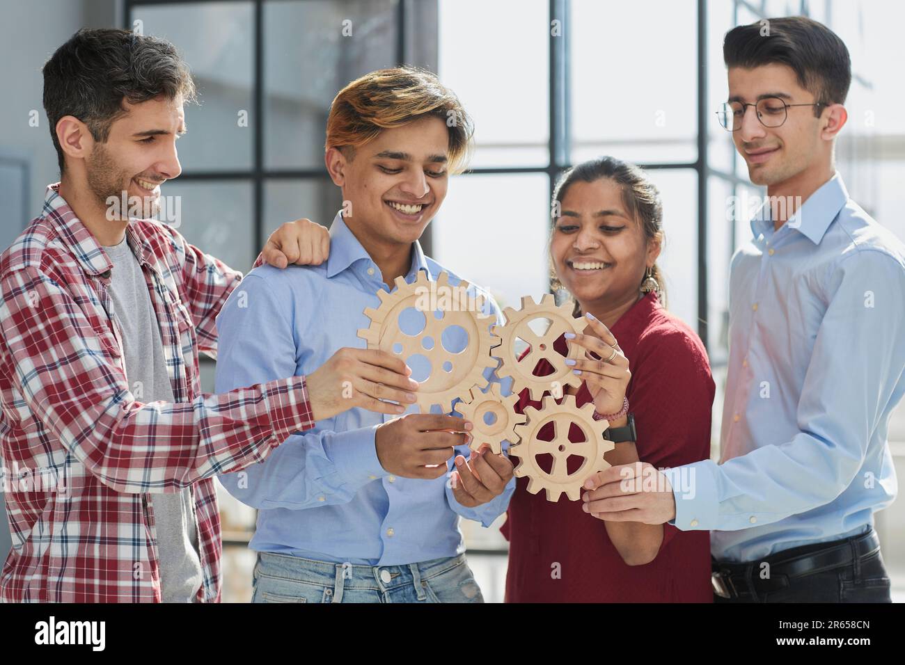 Il team di Business Collegare pezzi di ingranaggi. Il lavoro di squadra, il partenariato e il concetto di integrazione Foto Stock