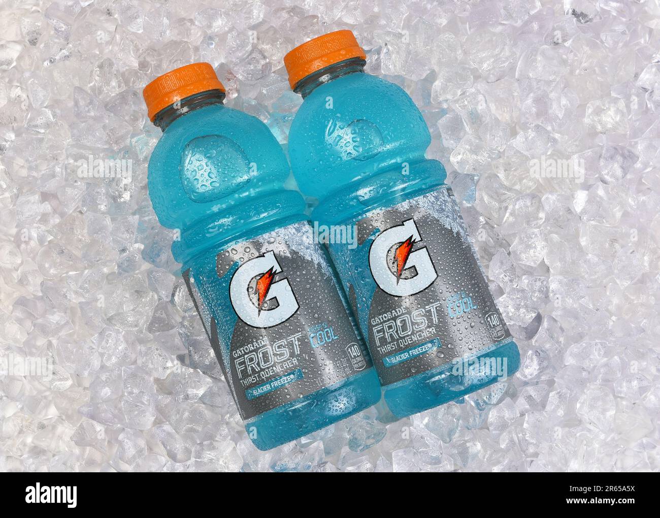 IRVINE, CALIFORNIA - 5 GIUGNO 2023: Due bottiglie di Gatorade Frost Glacier congelare dissetante quencher su ghiaccio. Foto Stock