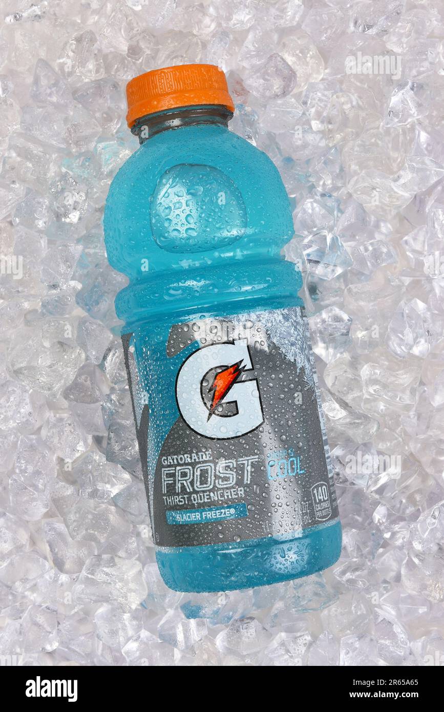 IRVINE, CALIFORNIA - 5 GIUGNO 2023: Una bottiglia di Gatorade Frost Glacier congelare dissetante quencher su ghiaccio. Foto Stock