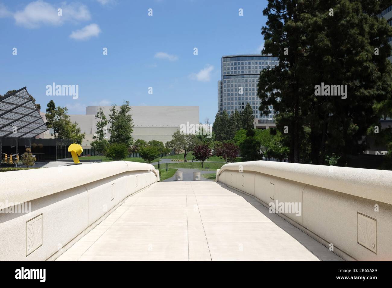 COSTA MESA, CALIFORNIA - 8 MAGGIO 2021: Ponte Unity, che collega South Coast Plaza e Town Center e il Segerstrom Center. Foto Stock