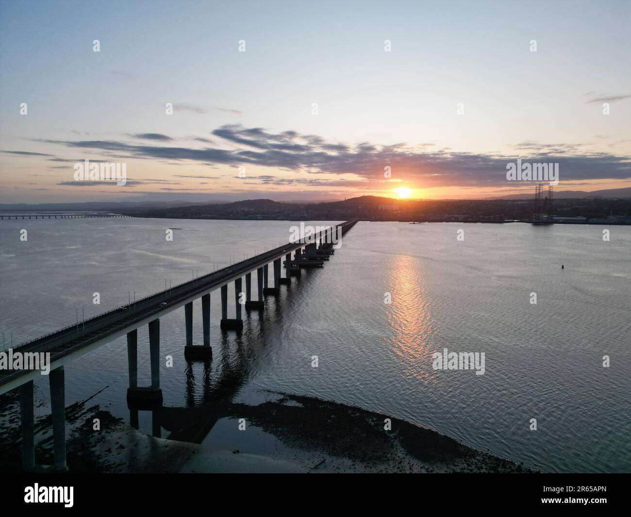 Una vista aerea del Tay Road Bridge a Dundee, Scozia al tramonto Foto Stock