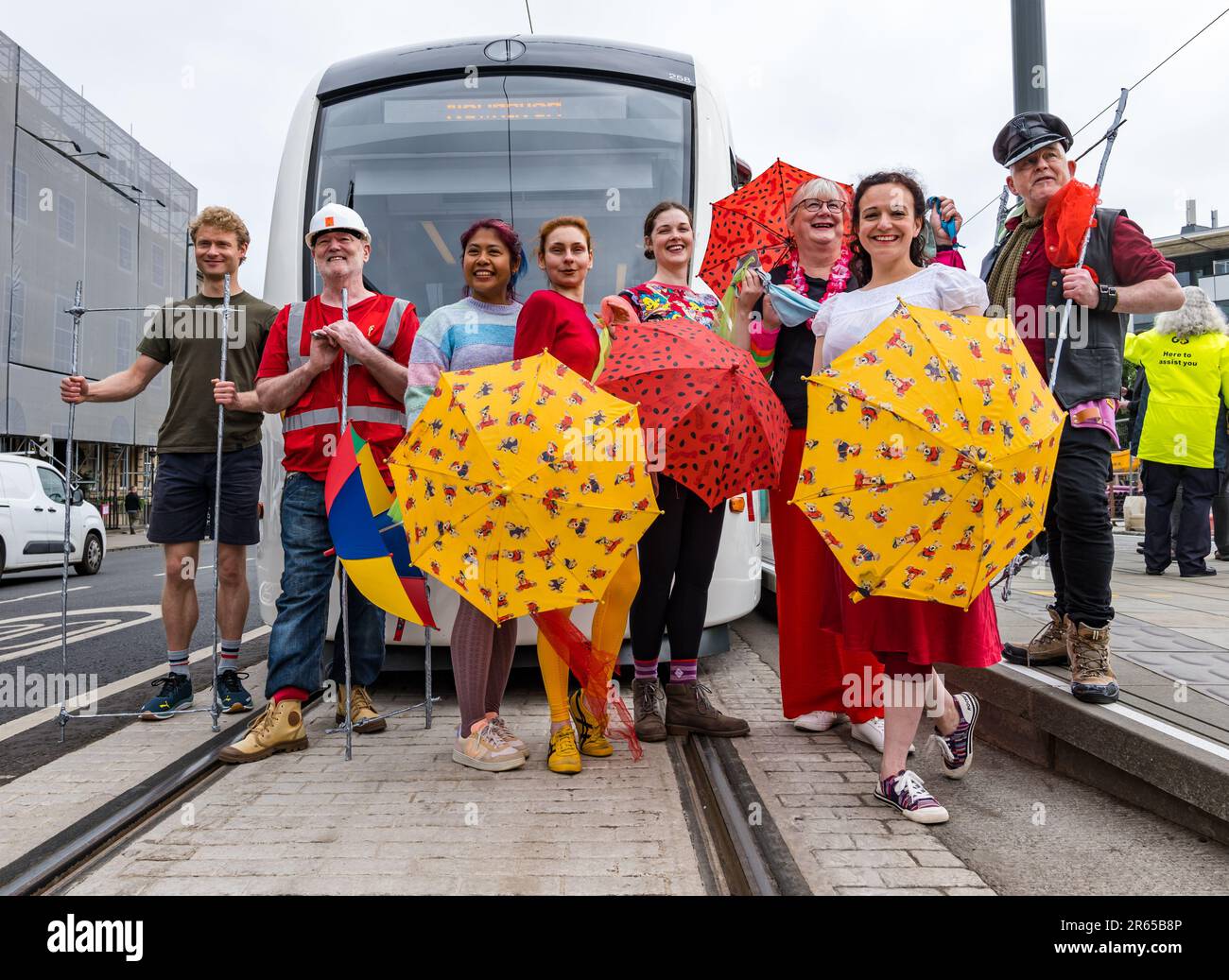 Edimburgo, Scozia, Regno Unito, 07 giugno 2023. Tram per Newhaven: Dopo 3,5 anni l'estensione della linea tranviaria della capitale è aperta ai passeggeri. I tram per Newhaven aggiungono 2,91 miglia di binario che collega Leith e Newhaven all'attuale estremità della linea del tram di Edimburgo a York Place con 8 nuove fermate. Nella foto: I principianti del balletto e i ballerini di Improver della Dance base hanno creato una lingua in guancia “balletto dei tram” per celebrare l’occasione. Credit: Sally Anderson/Alamy Live News Foto Stock