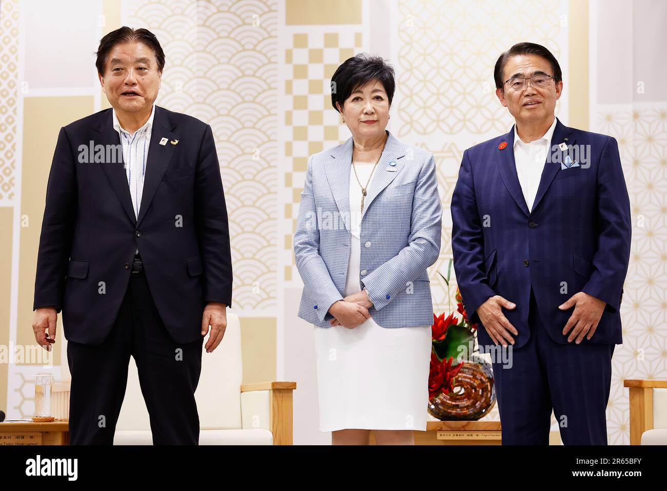 Tokyo, Giappone. 7th giugno, 2023. (Da L a R) Takashi Kawamura Sindaco di Nagoya City, Yuriko Koike Governatore di Tokyo e Hideaki Ohmura Governatore della Prefettura di Aichi, posa per le telecamere presso il Palazzo del Governo Metropolitano di Tokyo. I governatori della città di Nagoya e della prefettura di Aichi hanno visitato Koike, chiedendo sostegno per i Giochi asiatici del 20th che si terranno ad Aichi e Nagoya nel 2026. (Credit Image: © Rodrigo Reyes Marin/ZUMA Press Wire) SOLO PER USO EDITORIALE! Non per USO commerciale! Foto Stock