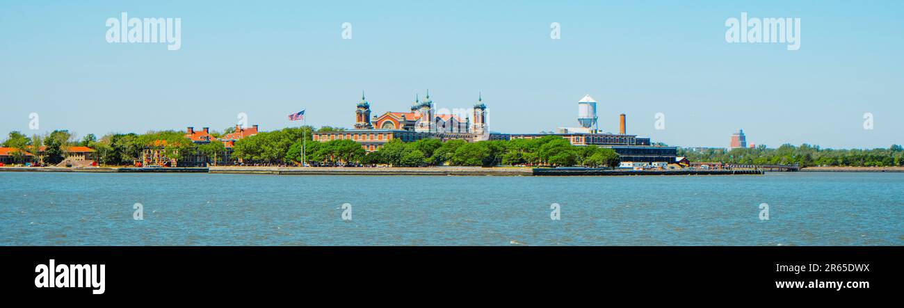 Ellis Island, a New York City, Stati Uniti, fin dalla baia, in un giorno di primavera, in un formato panoramico da utilizzare come banner web o intestazione Foto Stock