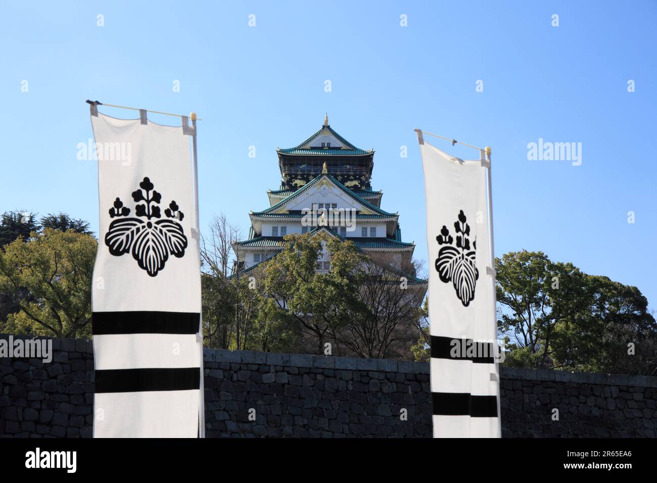 Castello di Osaka e bandiera Foto Stock