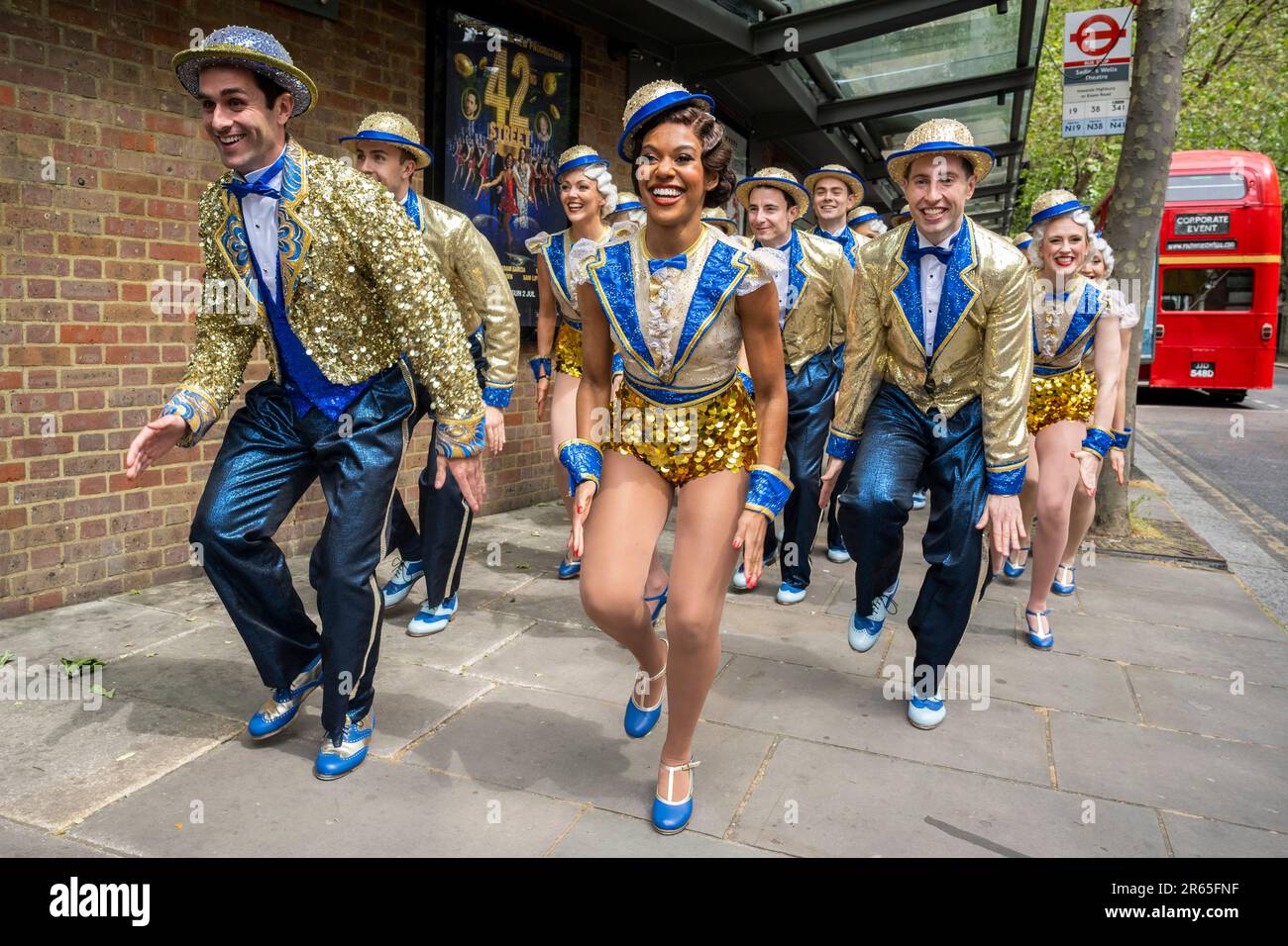 Londra, Regno Unito. 7 giugno 2023. (L) Sam Lips come Billy Lawlor e (C) Nicole Lily Baisden come Peggy Sawyer, con il cast di ensemble di 42nd STREET che arriva a Sadler’s Wells su un autobus Routemaster per una fotocellula. La produzione si svolge a Sadler’s Wells dal 7 giugno al 2 luglio, prima di intraprendere un tour nel Regno Unito. Credit: Stephen Chung / EMPICS / Alamy Live News Foto Stock