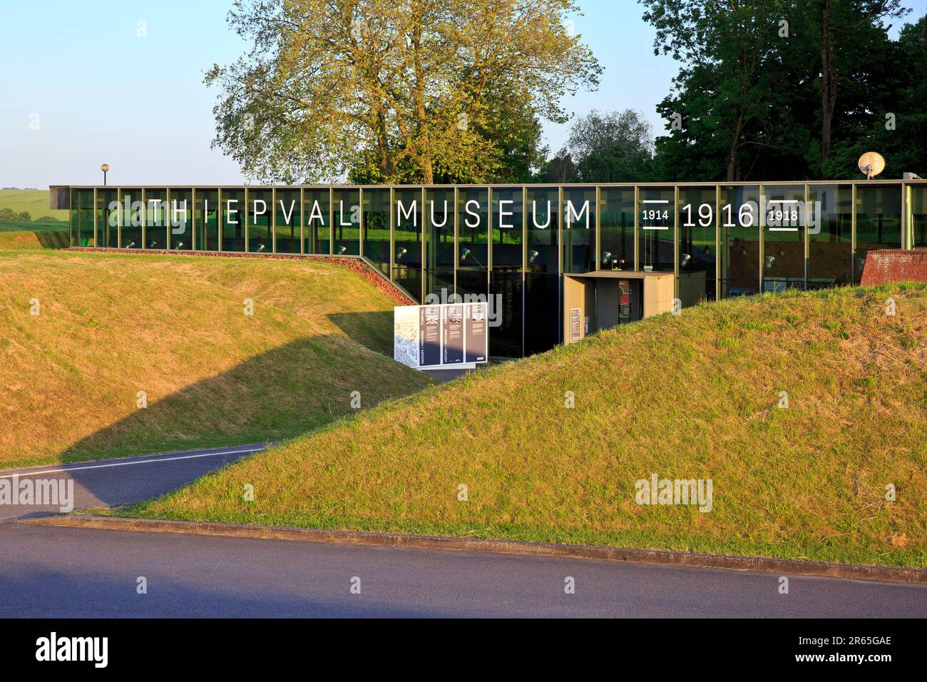 L'ingresso principale al Museo Thiepval sulle battaglie della Somme tra il 1915-1918 a Thiepval (Somme), Francia Foto Stock