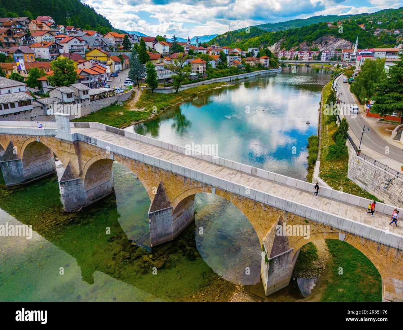 Ponte in pietra vintage che attraversa un tranquillo fiume nella splendida città vecchia storica, in Turchia Foto Stock