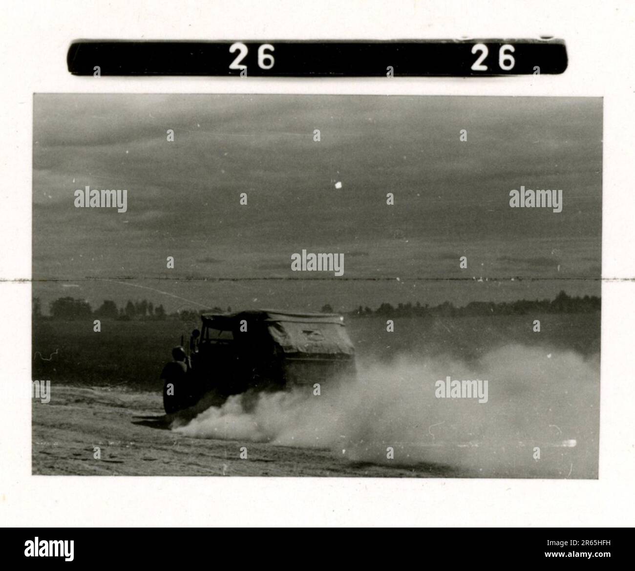 SS Photographer Baumann, Totenkopf Division, Russia 1941 unità di ricognizione gommata, foto di moto, fucili, tombe, prigionieri di guerra e abitanti del villaggio russi, Fieseler Fi 156 Storch, carri armati e attrezzature russe distrutti, costruzione di ponti, soldati che nuotano nel fiume, equipaggio di mitragliatrici, equipaggio di pistole anticarro, cerimonia di premiazione di unità, Unità di marzo, artiglieria trainata da halftrack, unità di manutenzione di veicoli a motore, attività Kriegsberichter, panetteria da campo, ospedale da campo, rifornimento aereo da JU-52, unità di proiettore antiaereo, ufficio postale sul campo, e un Focke-Wulf 189 (Eagle-Owl) in volo. IMA Foto Stock