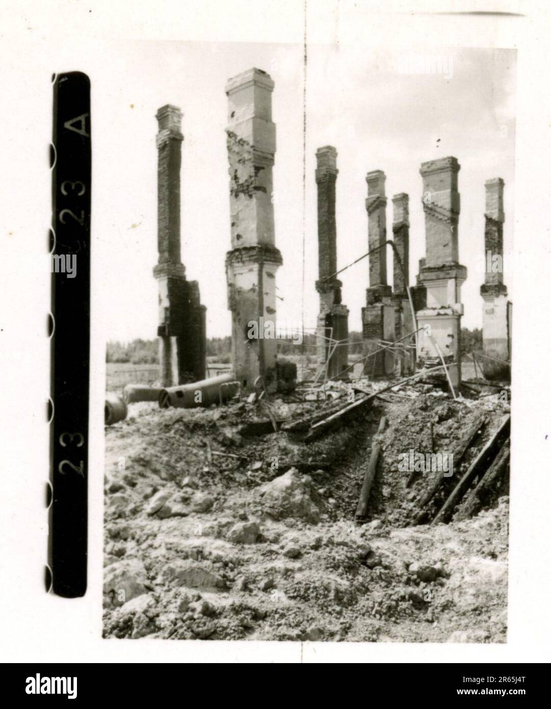 SS Photographer Baumann, Totenkopf Division, Russia 1941 unità di ricognizione gommata, foto di moto, fucili, tombe, prigionieri di guerra e abitanti del villaggio russi, Fieseler Fi 156 Storch, carri armati e attrezzature russe distrutti, costruzione di ponti, soldati che nuotano nel fiume, equipaggio di mitragliatrici, equipaggio di pistole anticarro, cerimonia di premiazione di unità, Unità di marzo, artiglieria trainata da halftrack, unità di manutenzione di veicoli a motore, attività Kriegsberichter, panetteria da campo, ospedale da campo, rifornimento aereo da JU-52, unità di proiettore antiaereo, ufficio postale sul campo, e un Focke-Wulf 189 (Eagle-Owl) in volo. IMA Foto Stock