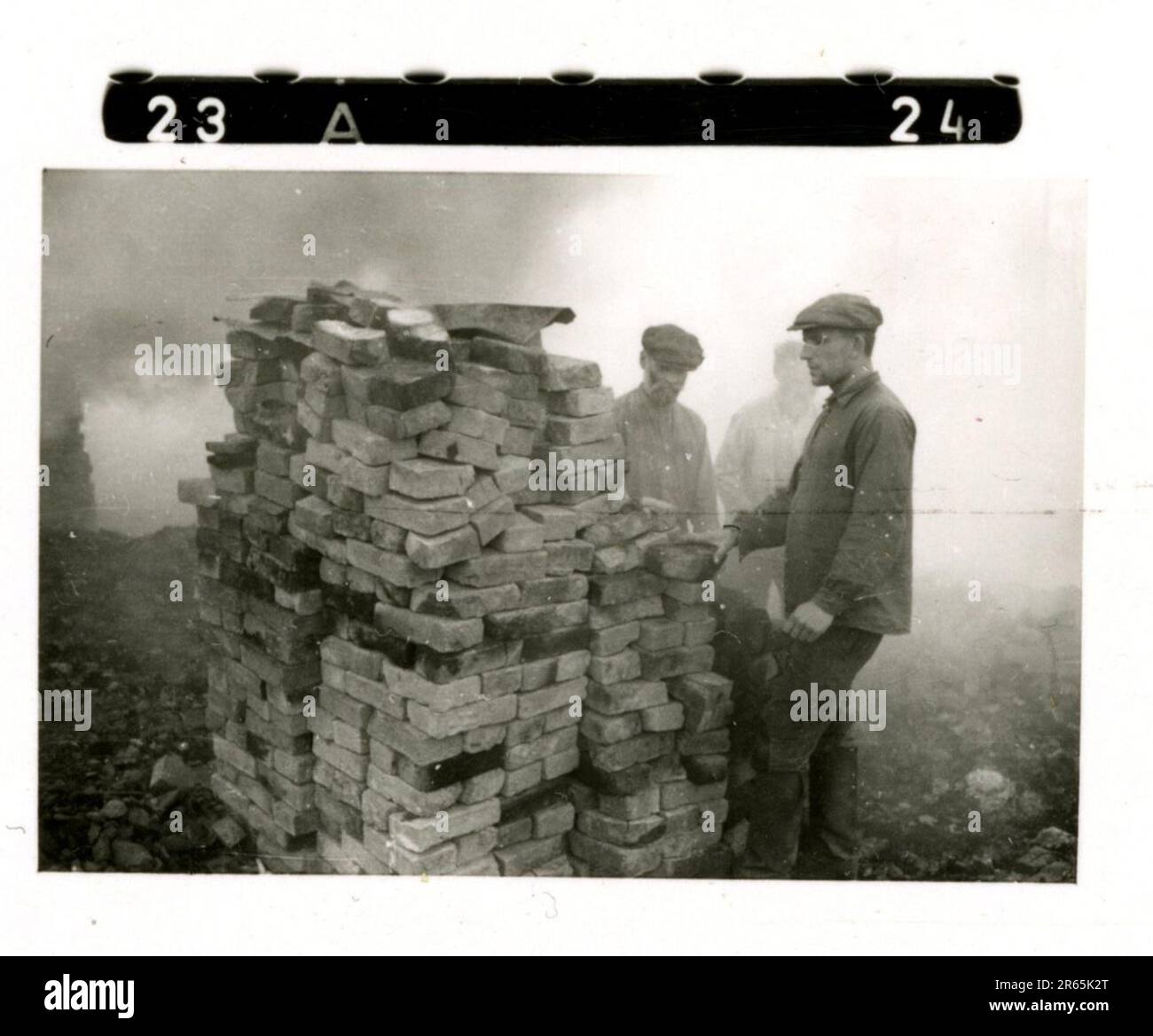 SS Photographer Baumann, Totenkopf Division, Russia 1941 unità di ricognizione gommata, foto di moto, fucili, tombe, prigionieri di guerra e abitanti del villaggio russi, Fieseler Fi 156 Storch, carri armati e attrezzature russe distrutti, costruzione di ponti, soldati che nuotano nel fiume, equipaggio di mitragliatrici, equipaggio di pistole anticarro, cerimonia di premiazione di unità, Unità di marzo, artiglieria trainata da halftrack, unità di manutenzione di veicoli a motore, attività Kriegsberichter, panetteria da campo, ospedale da campo, rifornimento aereo da JU-52, unità di proiettore antiaereo, ufficio postale sul campo, e un Focke-Wulf 189 (Eagle-Owl) in volo. IMA Foto Stock