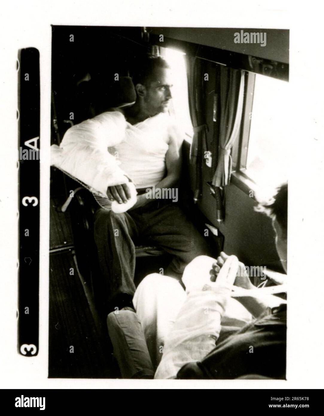 SS Photographer Baumann, Totenkopf Division, Russia 1941 unità di ricognizione gommata, foto di moto, fucili, tombe, prigionieri di guerra e abitanti del villaggio russi, Fieseler Fi 156 Storch, carri armati e attrezzature russe distrutti, costruzione di ponti, soldati che nuotano nel fiume, equipaggio di mitragliatrici, equipaggio di pistole anticarro, cerimonia di premiazione di unità, Unità di marzo, artiglieria trainata da halftrack, unità di manutenzione di veicoli a motore, attività Kriegsberichter, panetteria da campo, ospedale da campo, rifornimento aereo da JU-52, unità di proiettore antiaereo, ufficio postale sul campo, e un Focke-Wulf 189 (Eagle-Owl) in volo. IMA Foto Stock