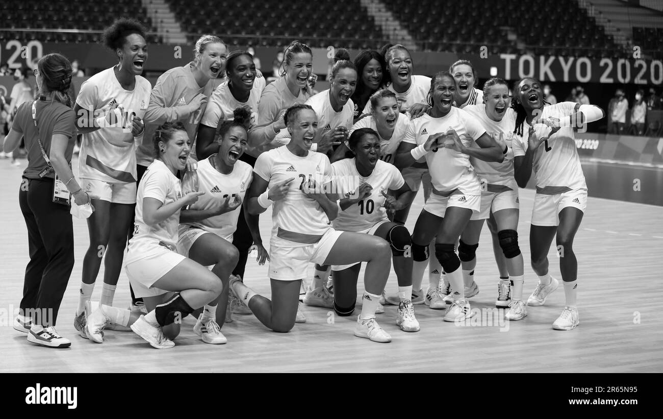 8 AGOSTO 2021 - Tokyo, Giappone: I giocatori della squadra FRANCIA festeggiano la vittoria della medaglia d'oro femminile del pallamano tra la Francia e il Comitato Olimpico Russo ai Giochi Olimpici di Tokyo 2020 (Foto: Mickael Chavet/RX) Foto Stock