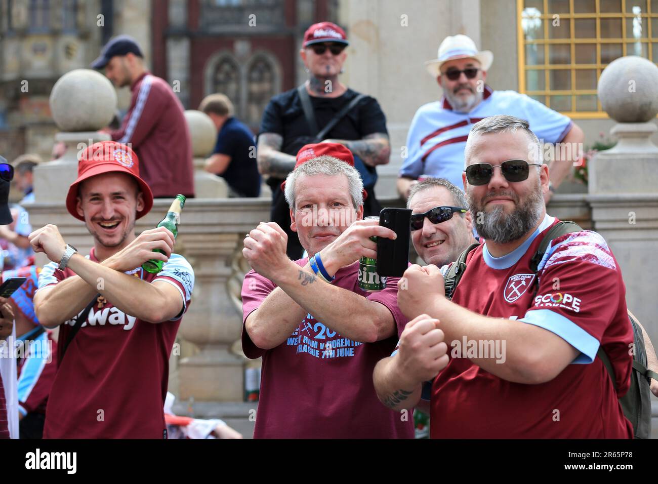 Praga, Repubblica Ceca. 07th giugno, 2023. Tifosi del West Ham United nel centro di Praga prima della finale della UEFA Conference League tra Fiorentina e il West Ham United all'Arena Fortuna il 7th 2023 giugno a Praga, in Repubblica Ceca. (Foto di Daniel Chesterton/phcimages.com) Credit: PHC Images/Alamy Live News Foto Stock