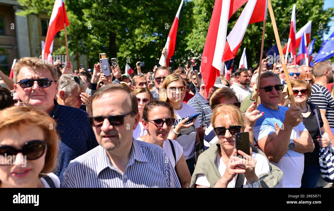 Varsavia, Polonia. 4 giugno 2023. Centinaia di migliaia di persone protestano contro il governo per manifestare sostegno alla democrazia. Foto Stock