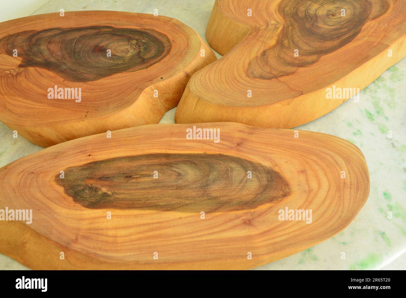 Tavole di legno a fette per uso generale. Tronco segato. foto di stile astratto Foto Stock