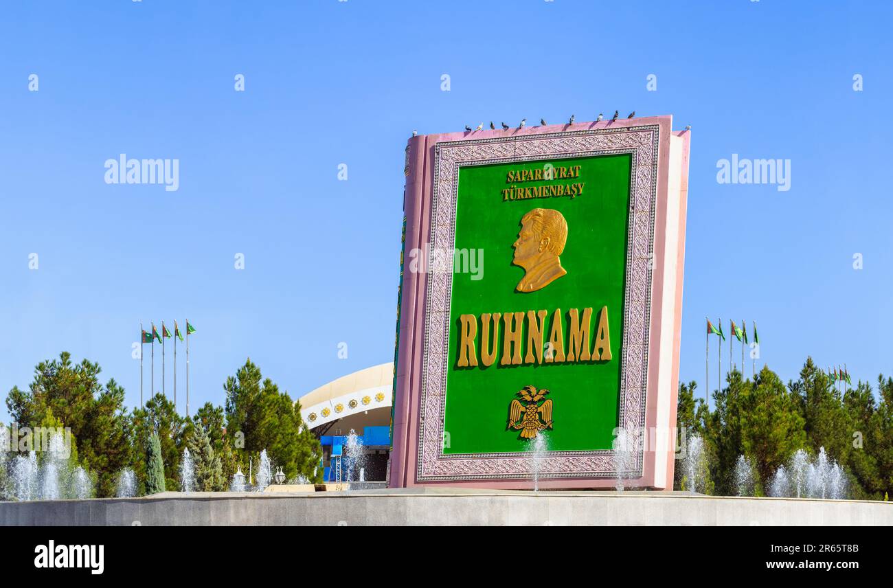 Ashgabat, Turkmenisat - 11 ottobre 2019: Statua di Ruhnama - il libro dell'anima - scritto dall'ex presidente del Turkmenistan, Saparmurat Niyaz Foto Stock
