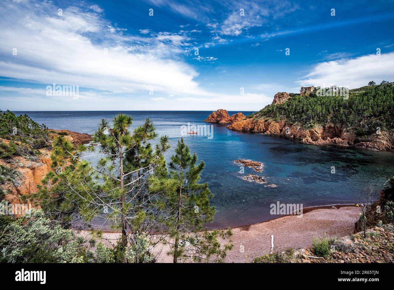 Una vista panoramica dell'oceano e delle scogliere rocciose dalla cima di una collina Foto Stock