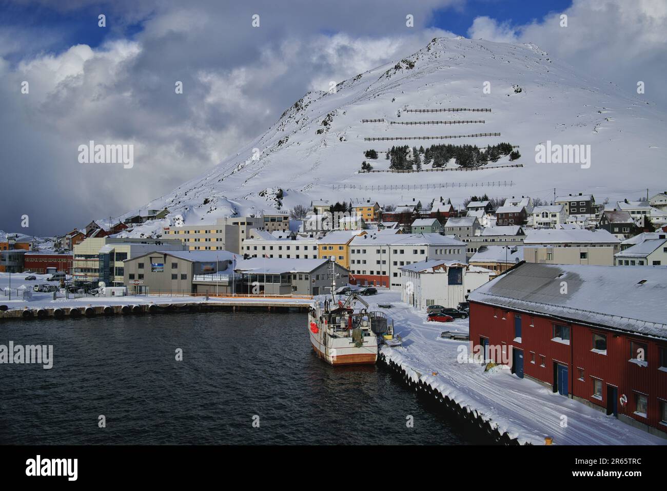 Il porto di Honningsvag, Norvegia, in inverno dopo la caduta di neve. E' una sosta per le navi costiere di Hurtigruten e per i turisti che visitano il Capo Nord Foto Stock