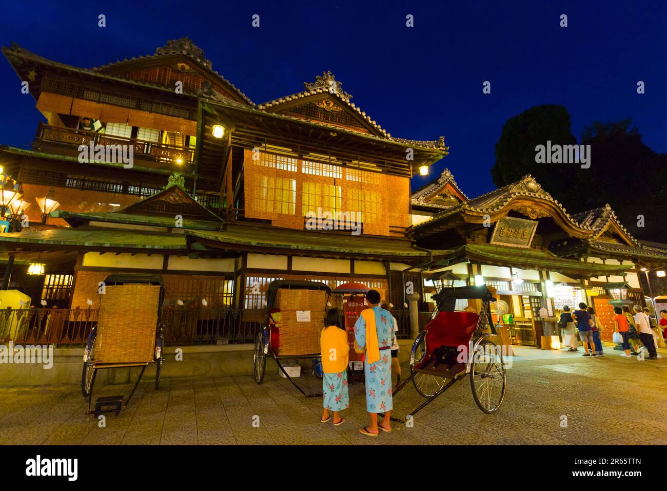 Dogo Onsen Honkan di notte Foto Stock