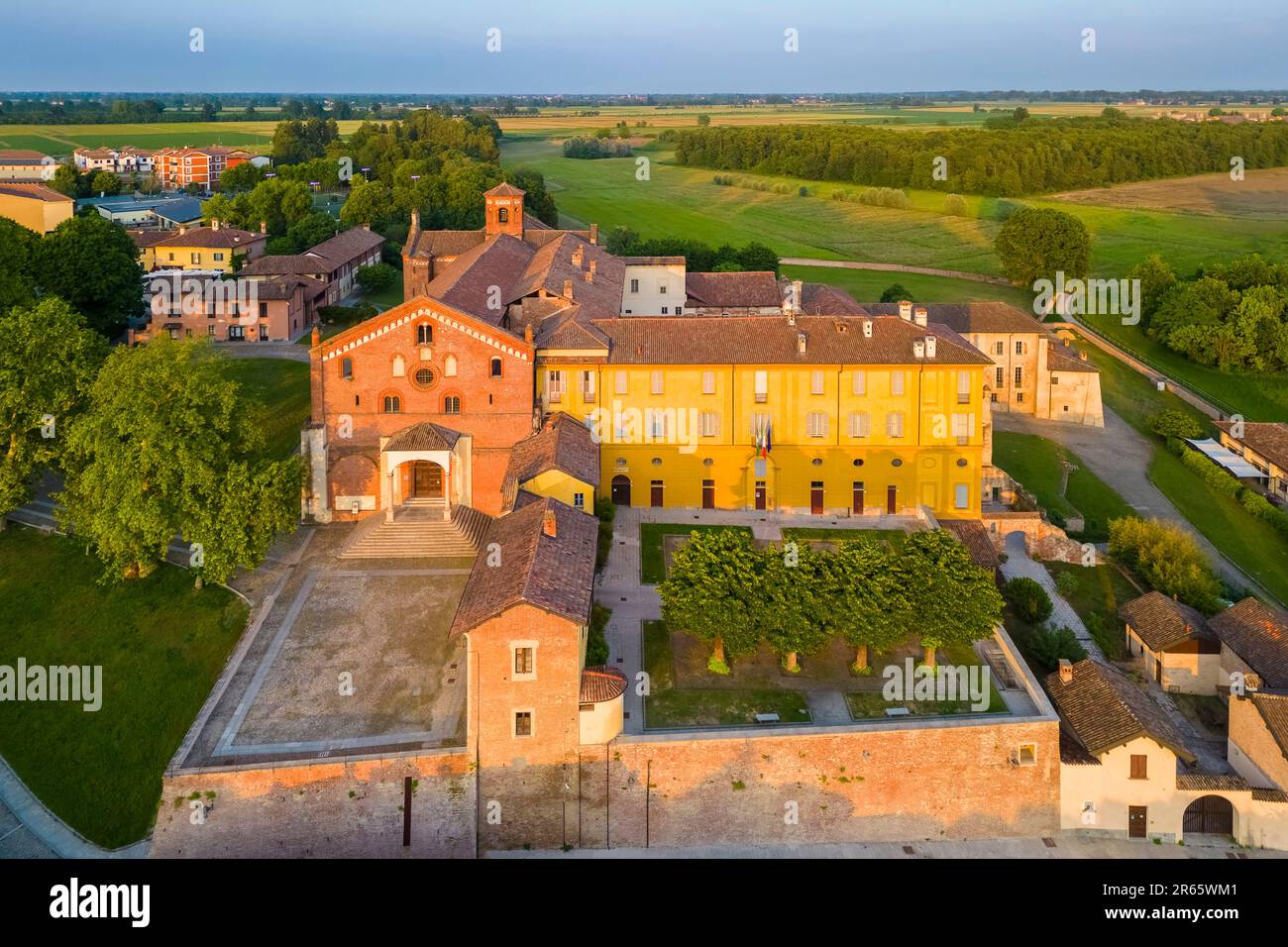 Tramonto sul monastero cistercense di Morimondo a pochi chilometri a sud di Milano. Abbiategrasso, città metropolitana di Milano, quartiere di Milano, Lombardia, Foto Stock