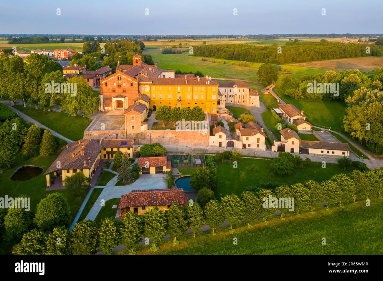 Tramonto sul monastero cistercense di Morimondo a pochi chilometri a sud di Milano. Abbiategrasso, città metropolitana di Milano, quartiere di Milano, Lombardia, Foto Stock