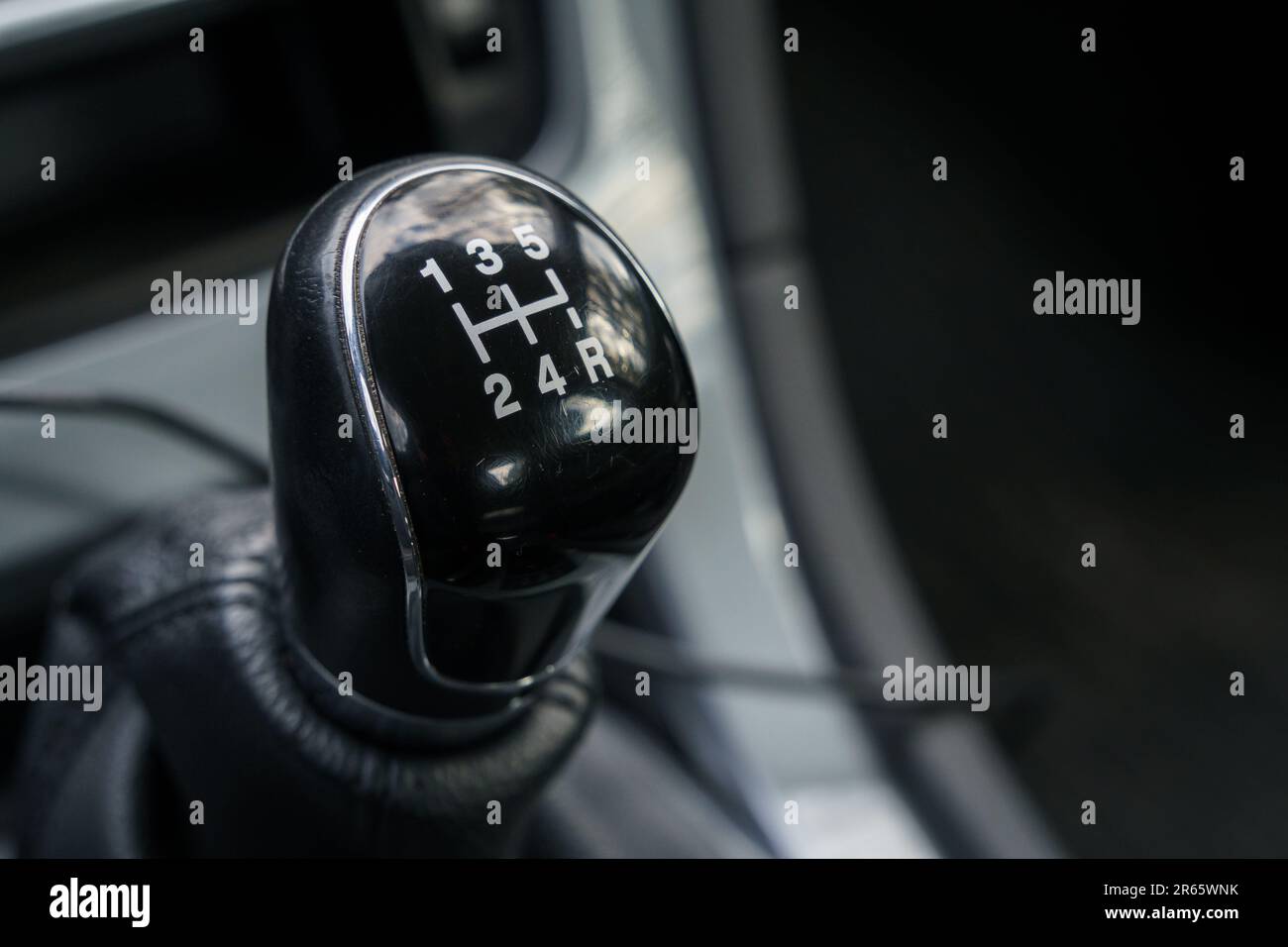 Leva del cambio manuale a cinque marce nera, primo piano. Foto Stock