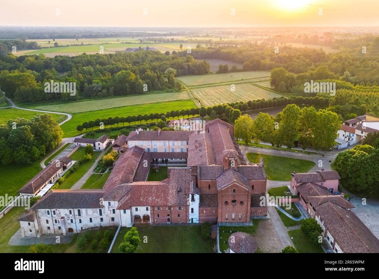 Tramonto sul monastero cistercense di Morimondo a pochi chilometri a sud di Milano. Abbiategrasso, città metropolitana di Milano, quartiere di Milano, Lombardia, Foto Stock