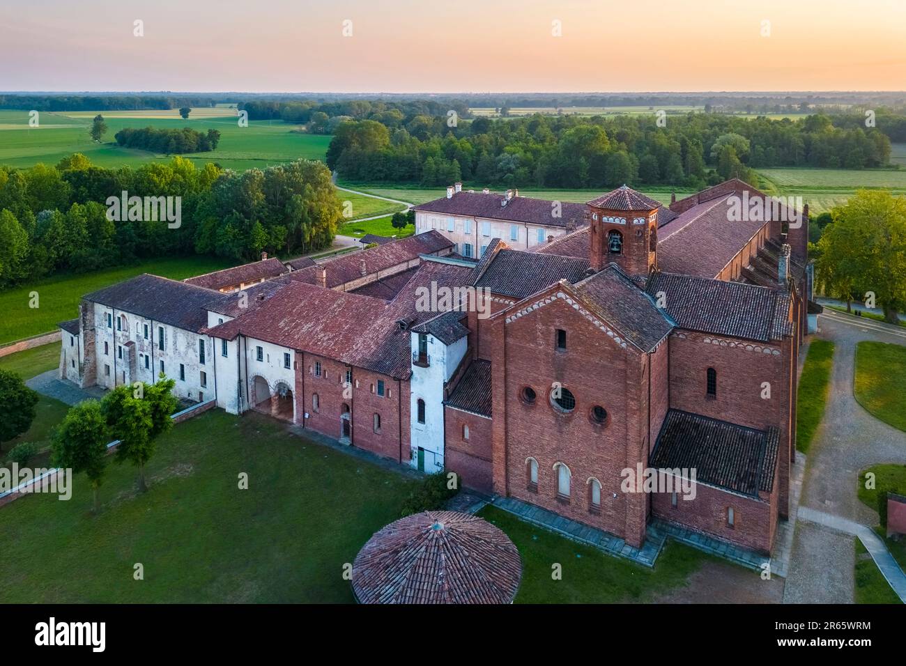 Tramonto sul monastero cistercense di Morimondo a pochi chilometri a sud di Milano. Abbiategrasso, città metropolitana di Milano, quartiere di Milano, Lombardia, Foto Stock