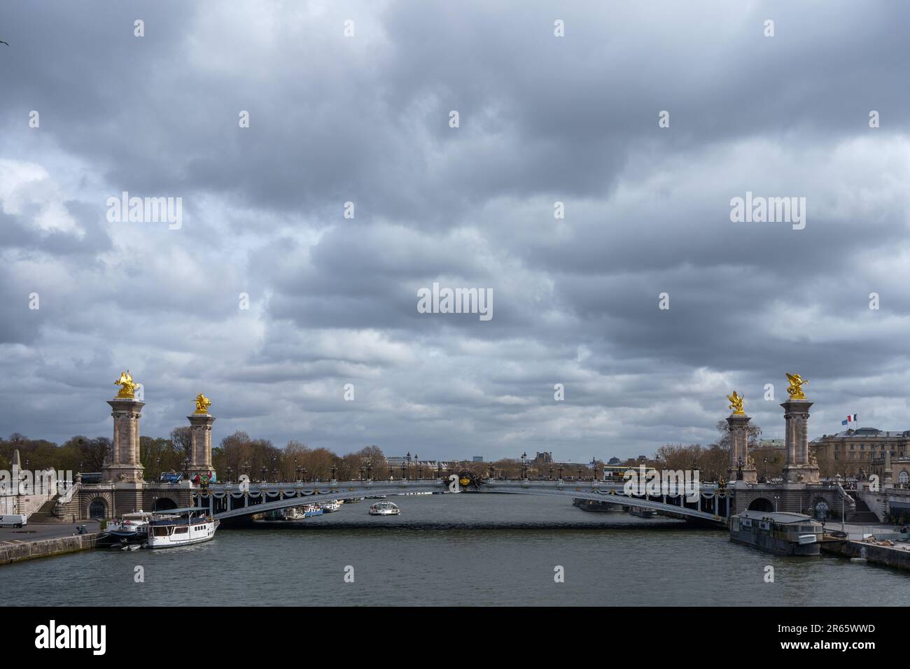 Ponte di Pont Alexandre III in una nuvolosa giornata primaverile a Parigi, Francia. Marzo 25, 2023. Foto Stock