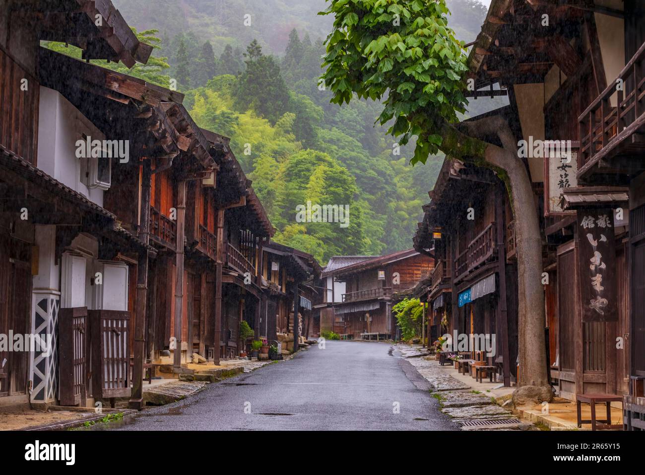 Tsumago inn sotto la pioggia Foto Stock