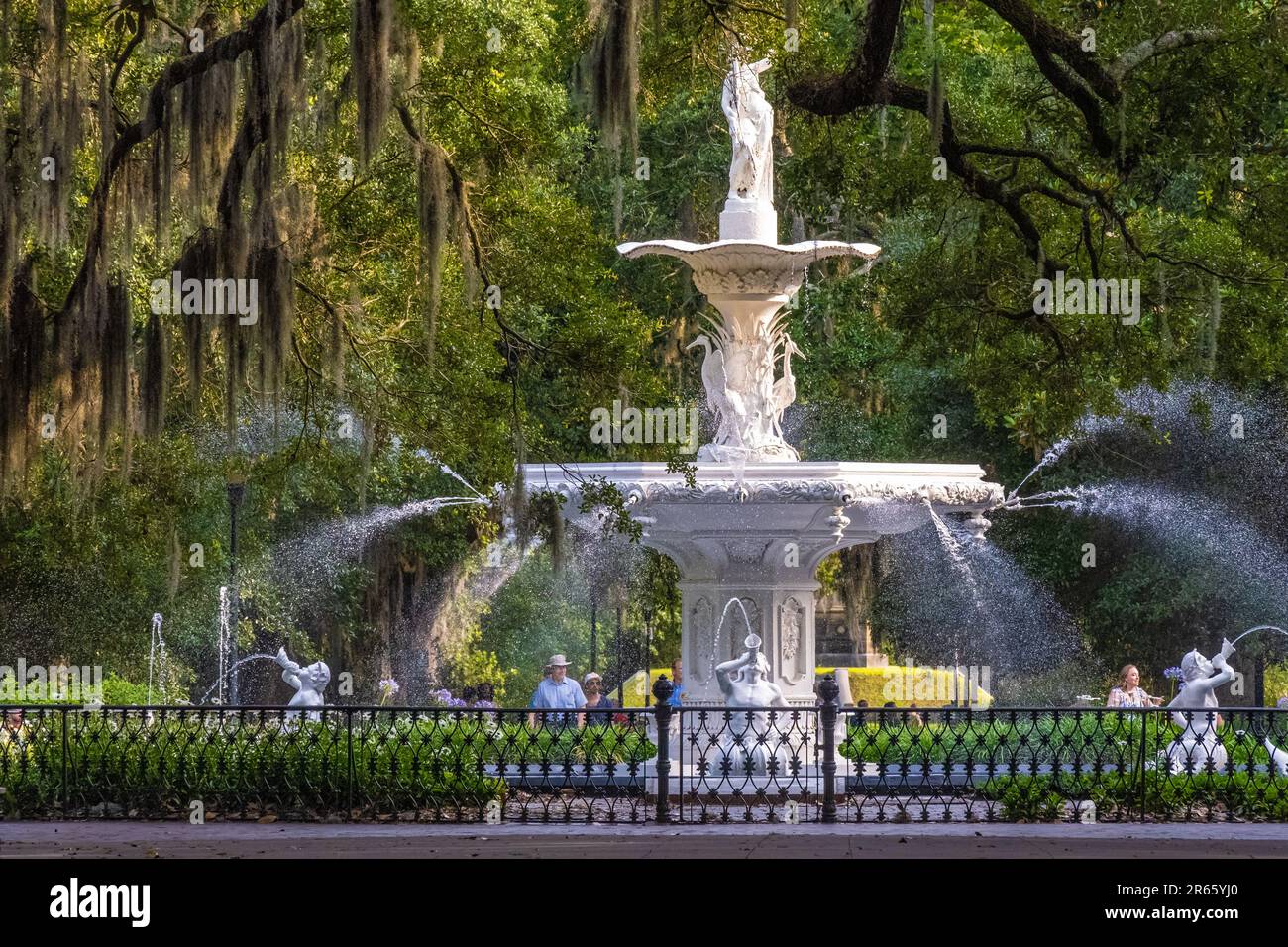 Forsyth Park Fountain, un iconico punto di riferimento di Savannah del 19th° secolo a Savannah, il quartiere storico della Georgia. (USA) Foto Stock