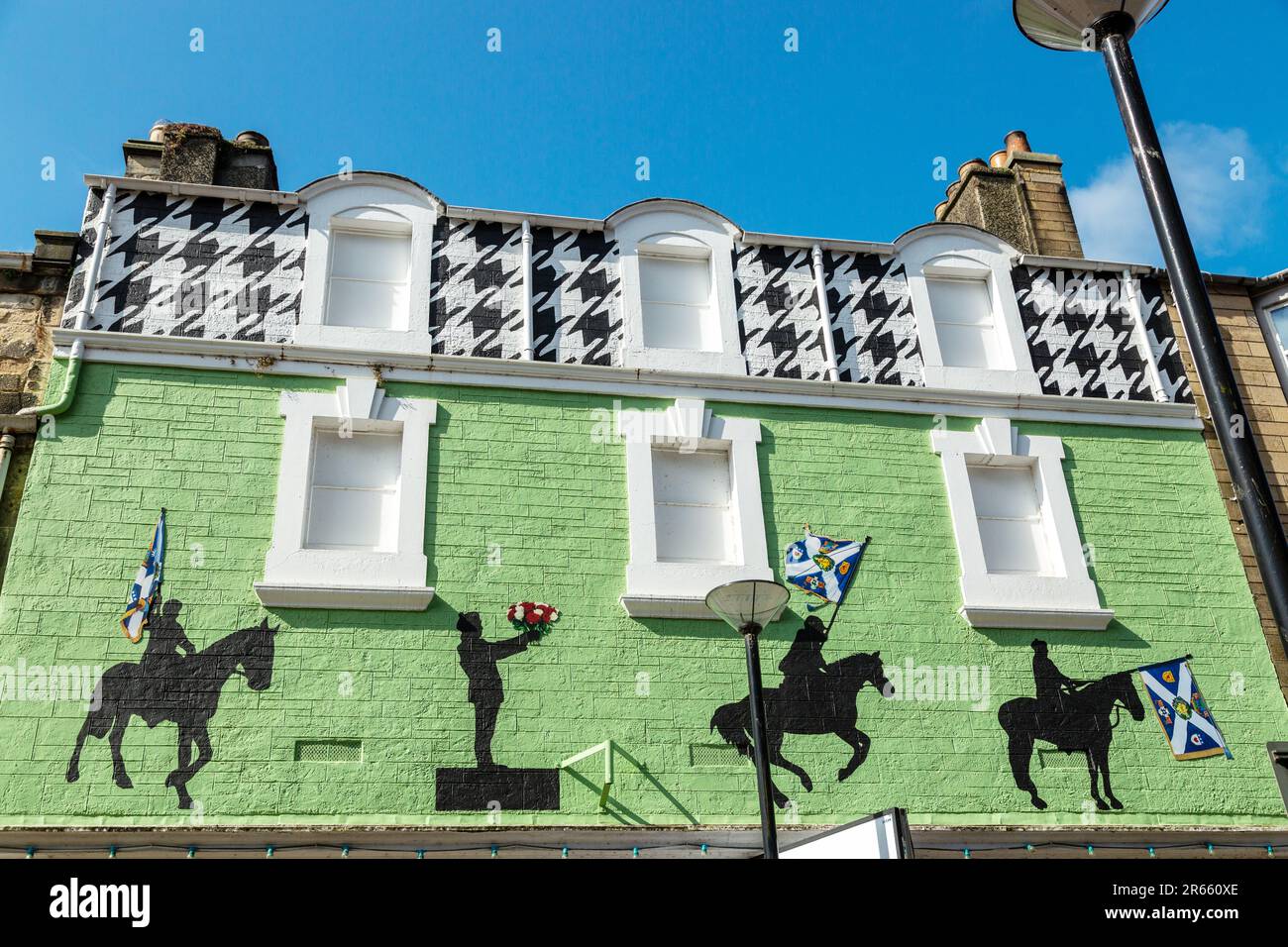 Opere d'arte sulla costruzione a Galashiels, confini scozzesi raffigura l'iconico raduno di Braw Lads Foto Stock