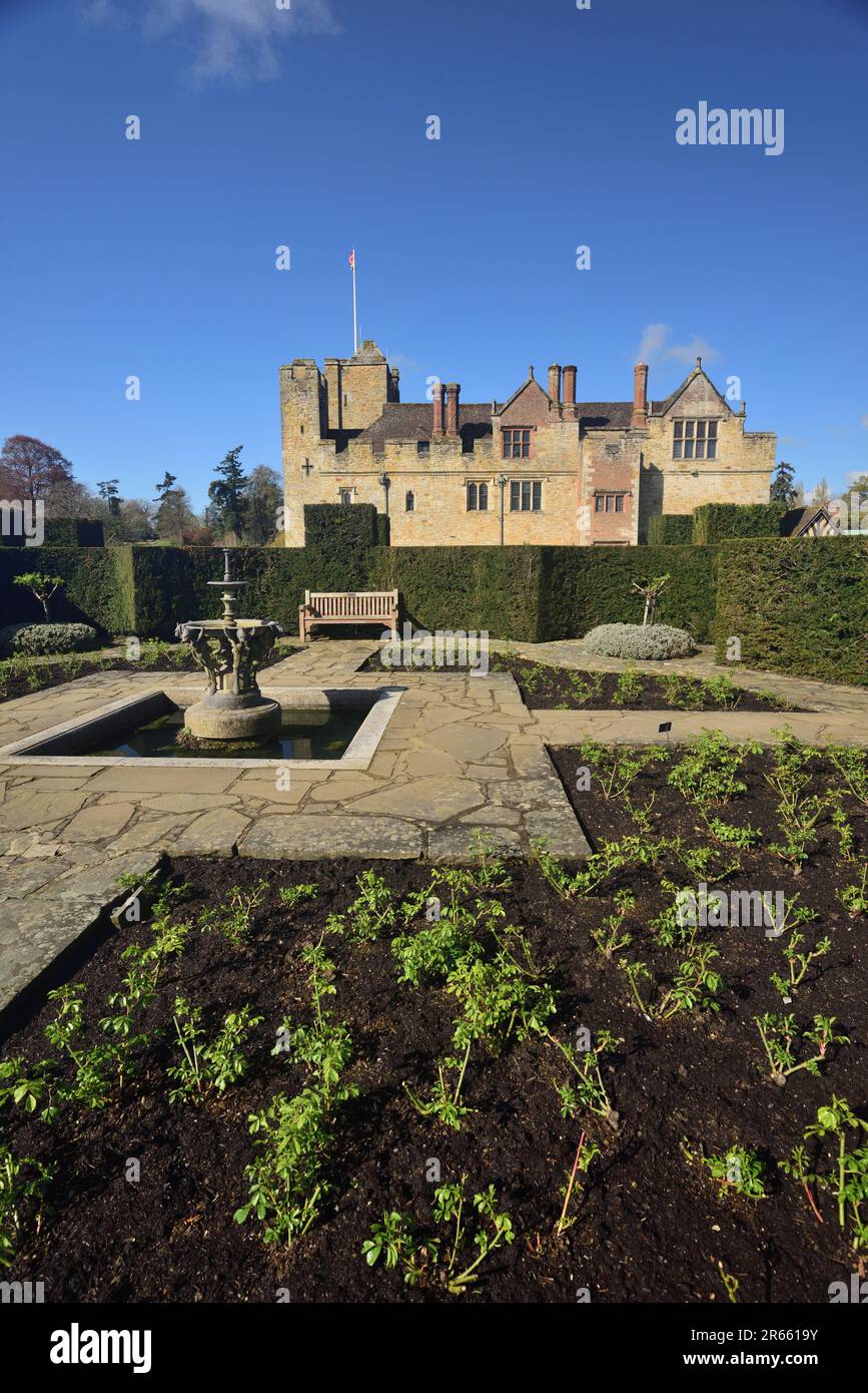 Il Giardino dei Tudor al Castello di Hever, la casa d'infanzia di Anna Bolena. Foto Stock