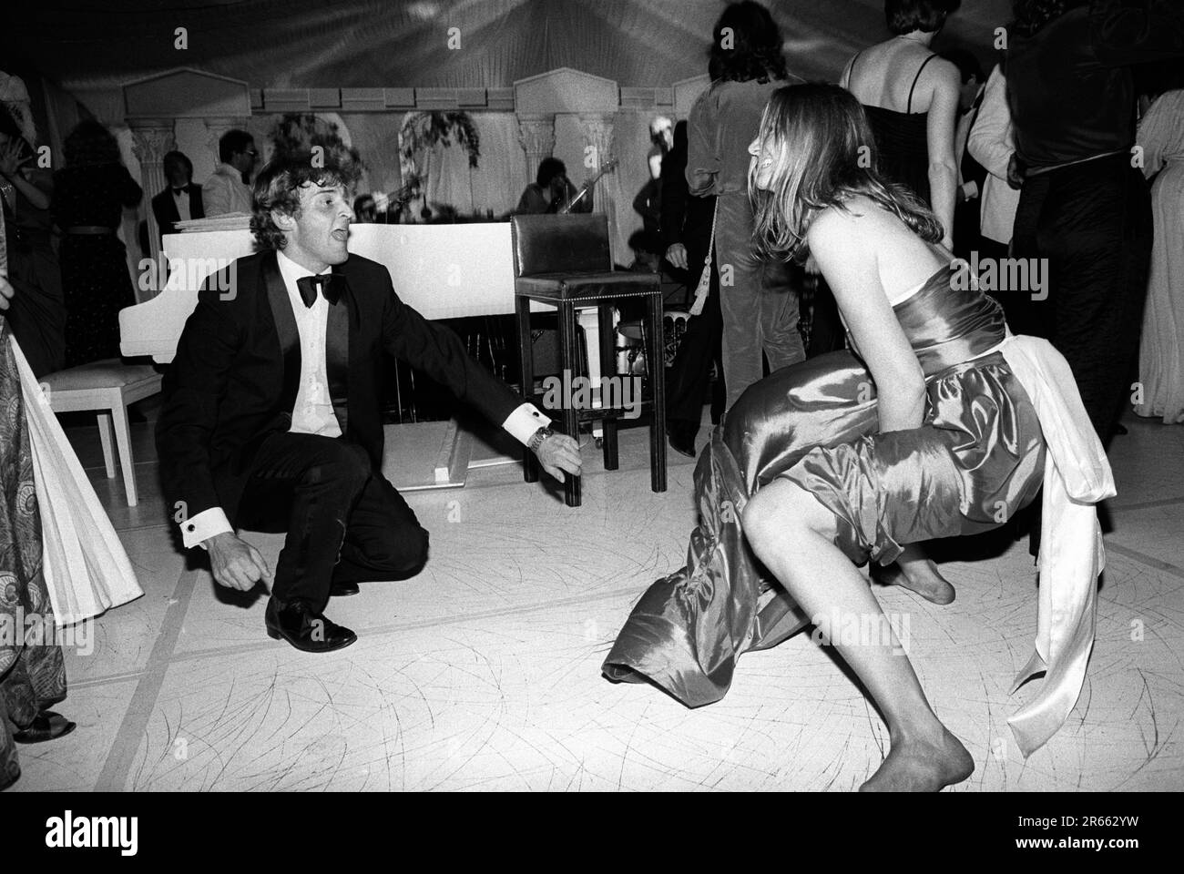 Coppia Sloanes che fa il ballo Funky Chicken o altro Twisten. Torniamo la notte all'annuale Berkeley Square Ball, Londra 1980s 1981 UK HOMER SYKES Foto Stock