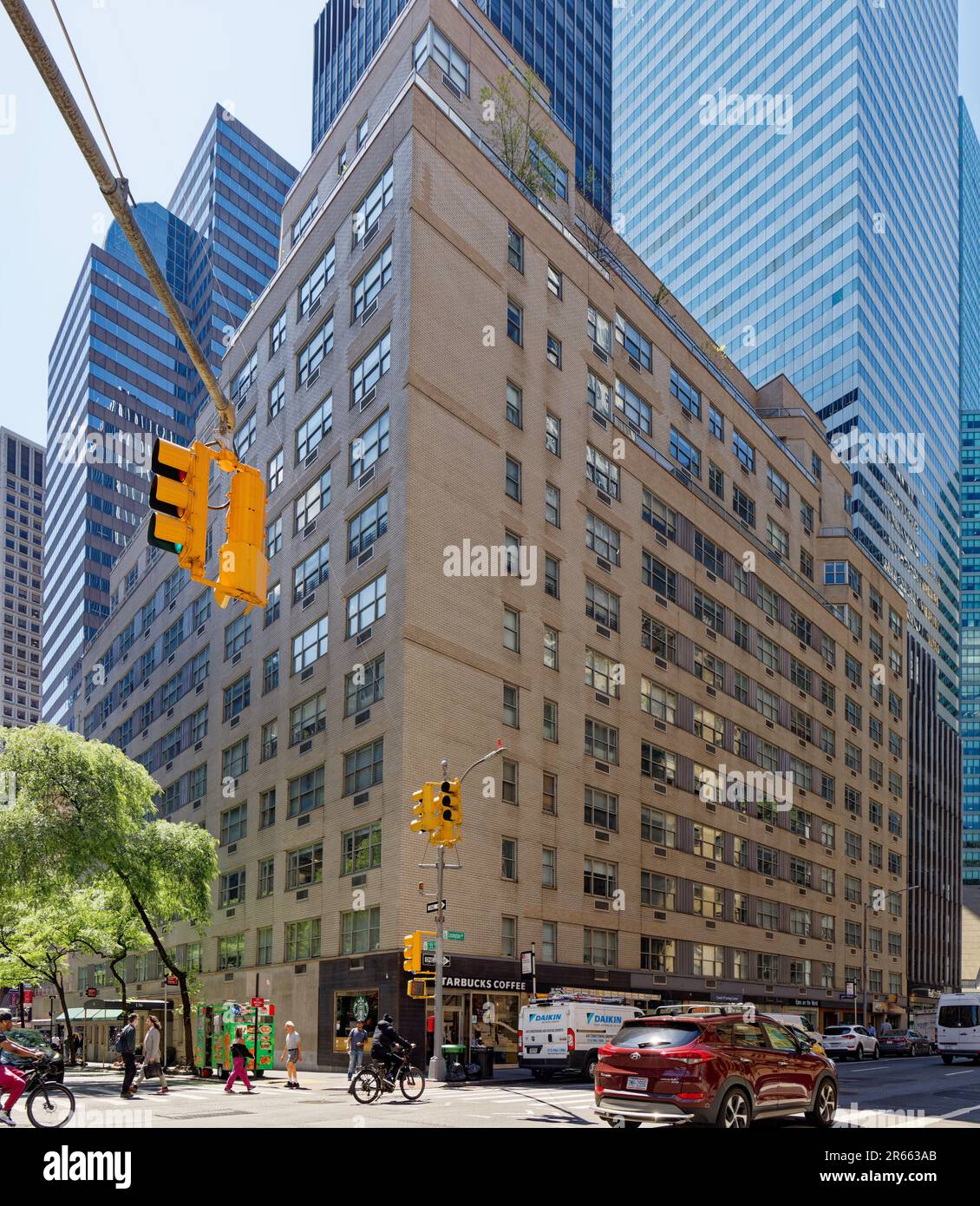 136 East 55th Street, progettata da Emery Roth & Sons, è un alto e lussuoso edificio di appartamenti completato nel 1957. Foto Stock