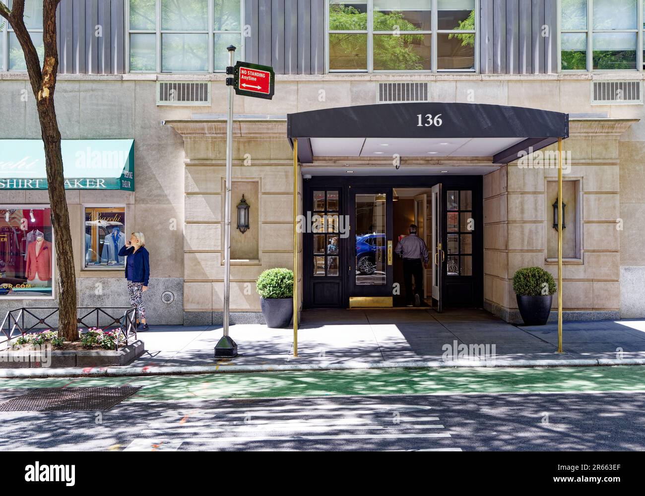 136 East 55th Street, progettata da Emery Roth & Sons, è un alto e lussuoso edificio di appartamenti completato nel 1957. Foto Stock
