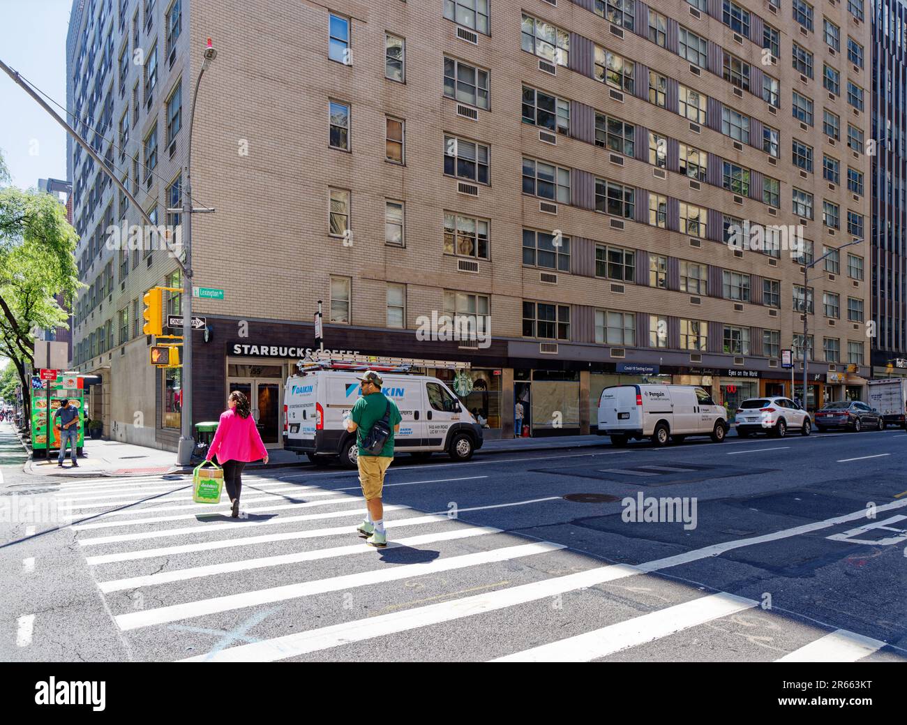 136 East 55th Street, progettata da Emery Roth & Sons, è un alto e lussuoso edificio di appartamenti completato nel 1957. Foto Stock