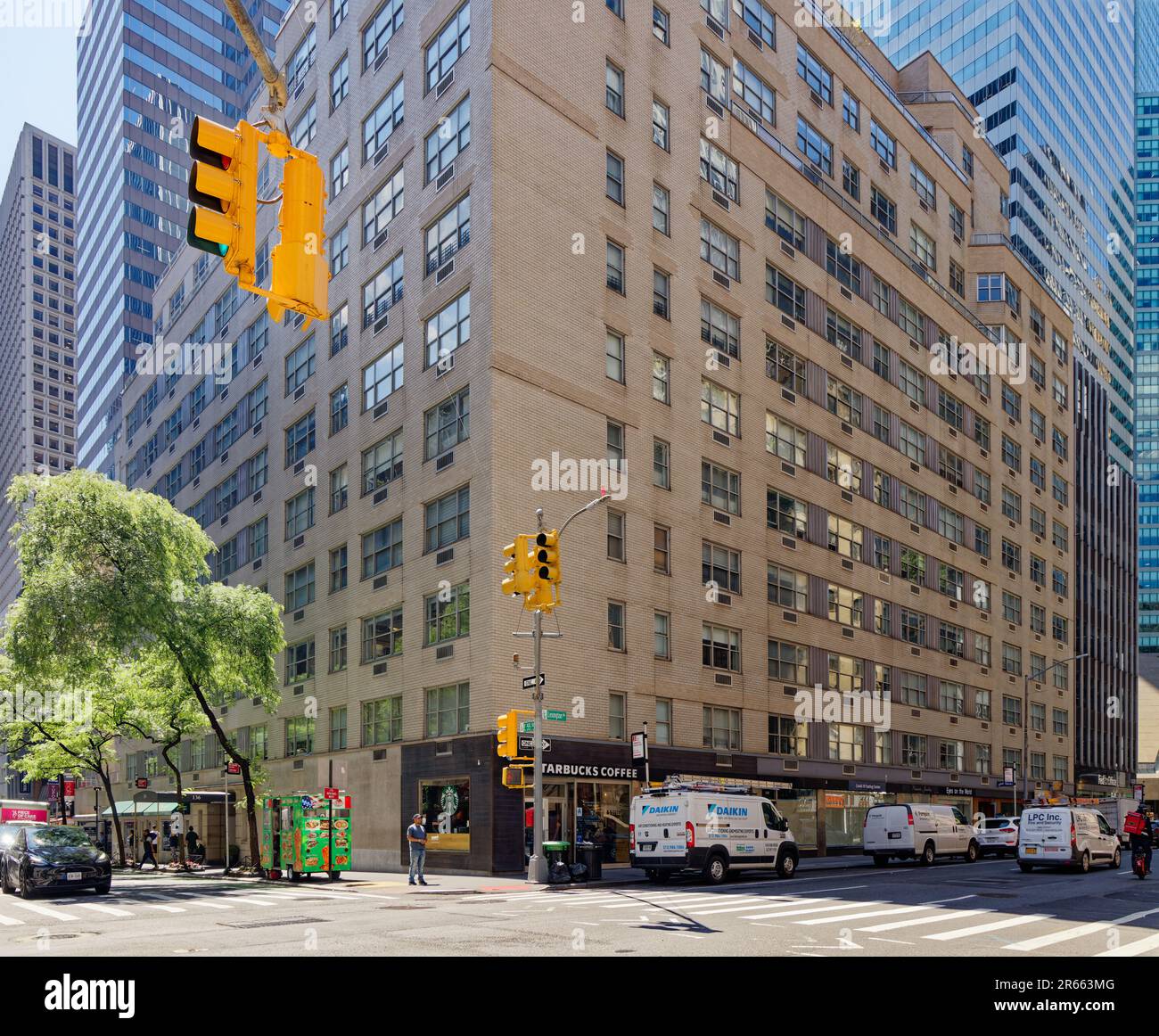 136 East 55th Street, progettata da Emery Roth & Sons, è un alto e lussuoso edificio di appartamenti completato nel 1957. Foto Stock