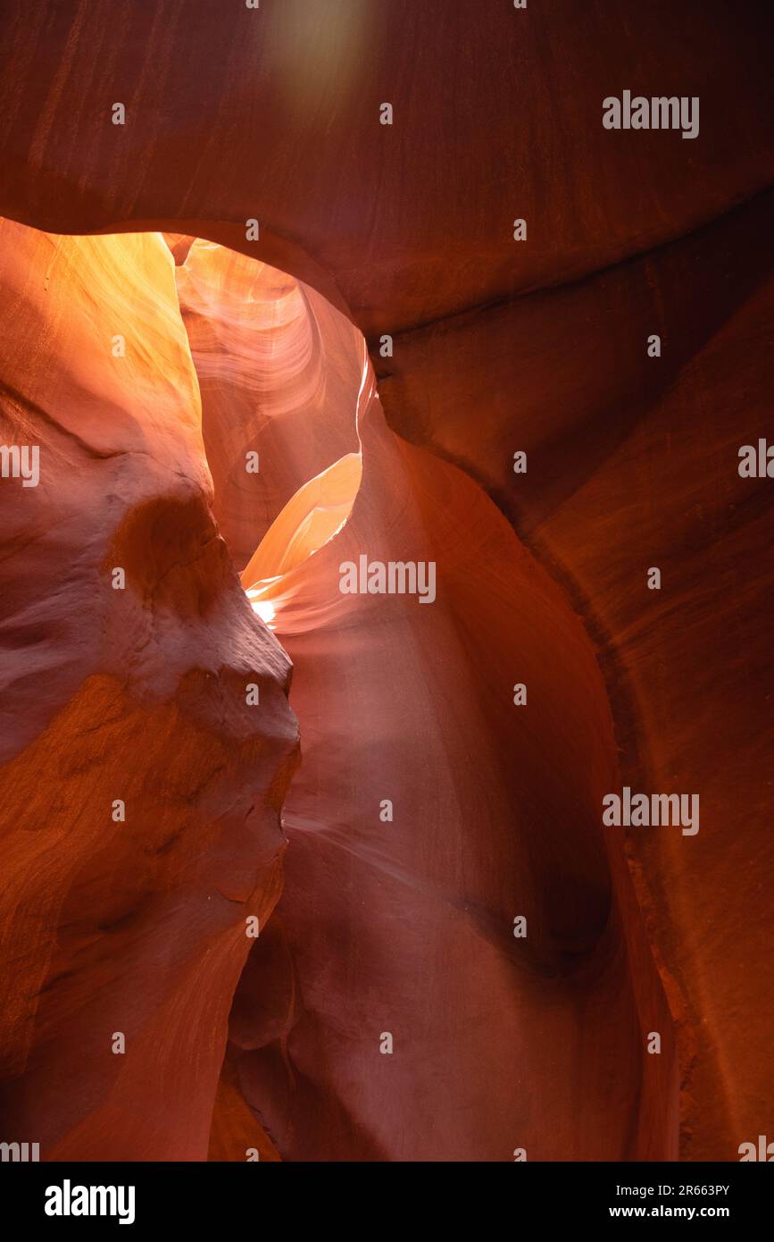 Raggi del sole all'interno del canyon dell'Antelope inferiore dalla Nazione Navajo Foto Stock