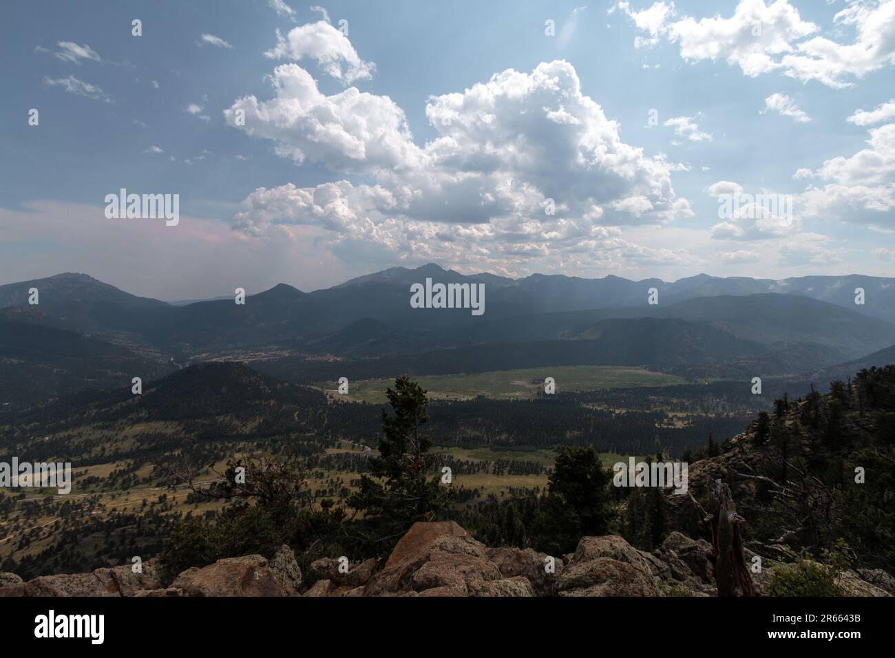 Vista delle montagne circostanti all'interno del Rocky Mountain National Park da Deer Mountain, Estes Park, Colorado Foto Stock