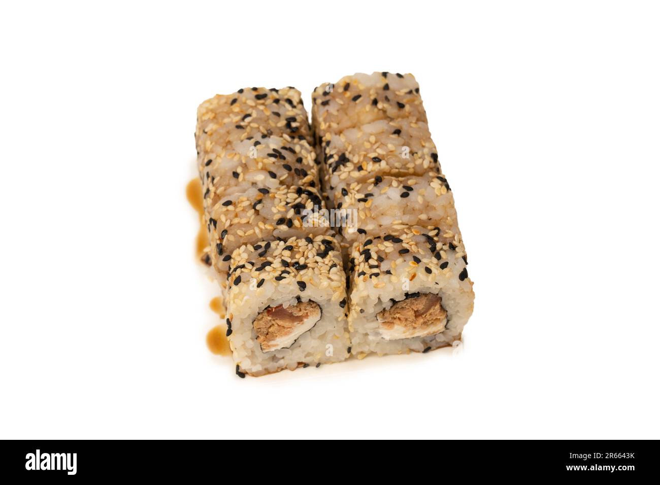 Sushi con formaggio cremoso e tonno isolato su fondo bianco. Foto Stock