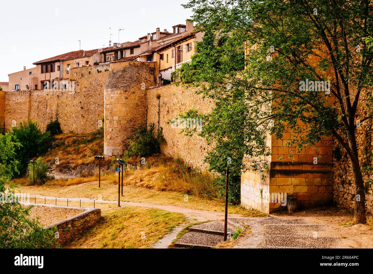 Mura della città di Segovia vicino al quartiere ebraico. Viste dall'esterno. Le mura di Segovia - Murallas de Segovia sono i resti della medieva Foto Stock