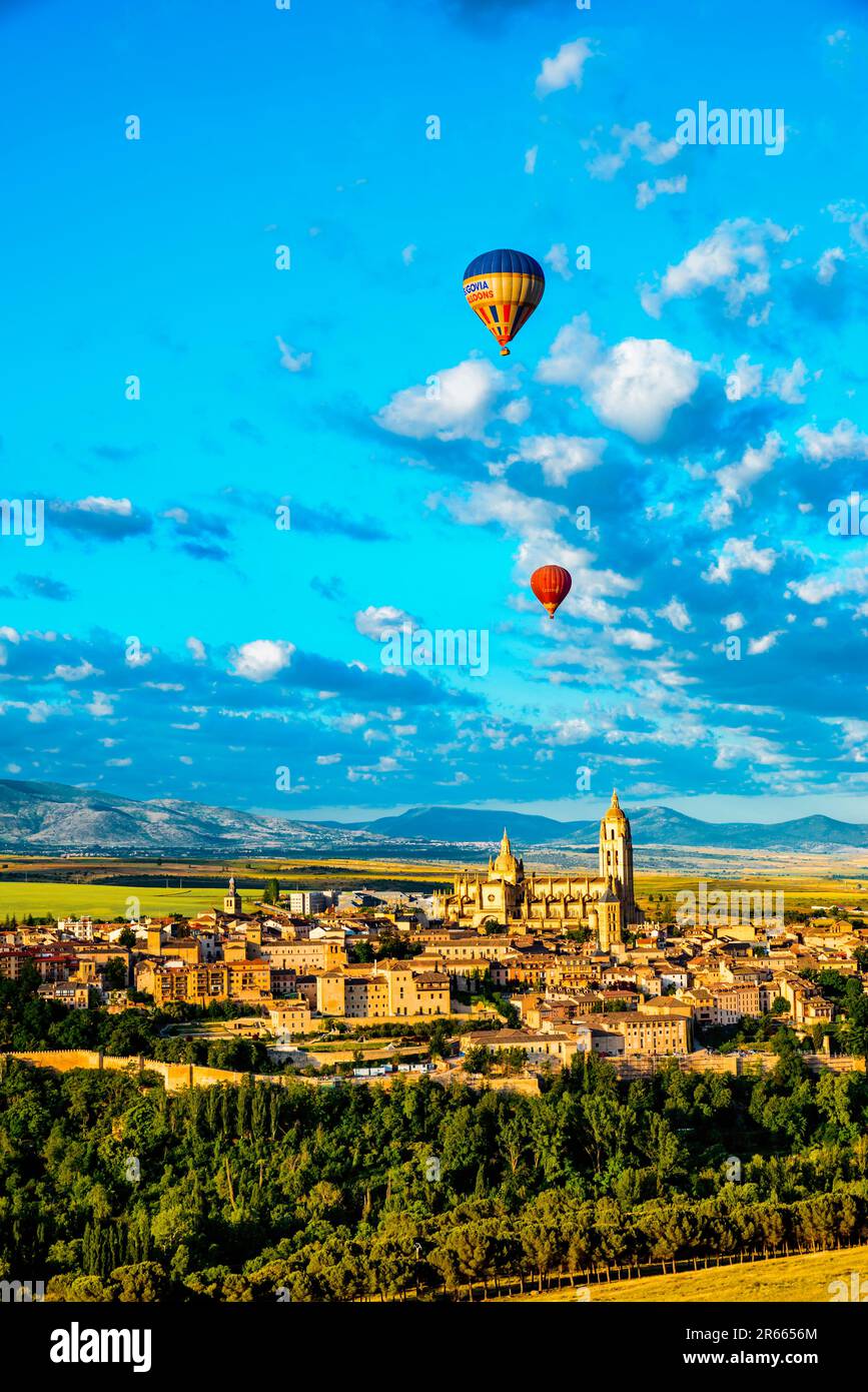 Giro in mongolfiera sullo skyline di Segovia. Segovia, Castilla y León, Spagna, Europa Foto Stock