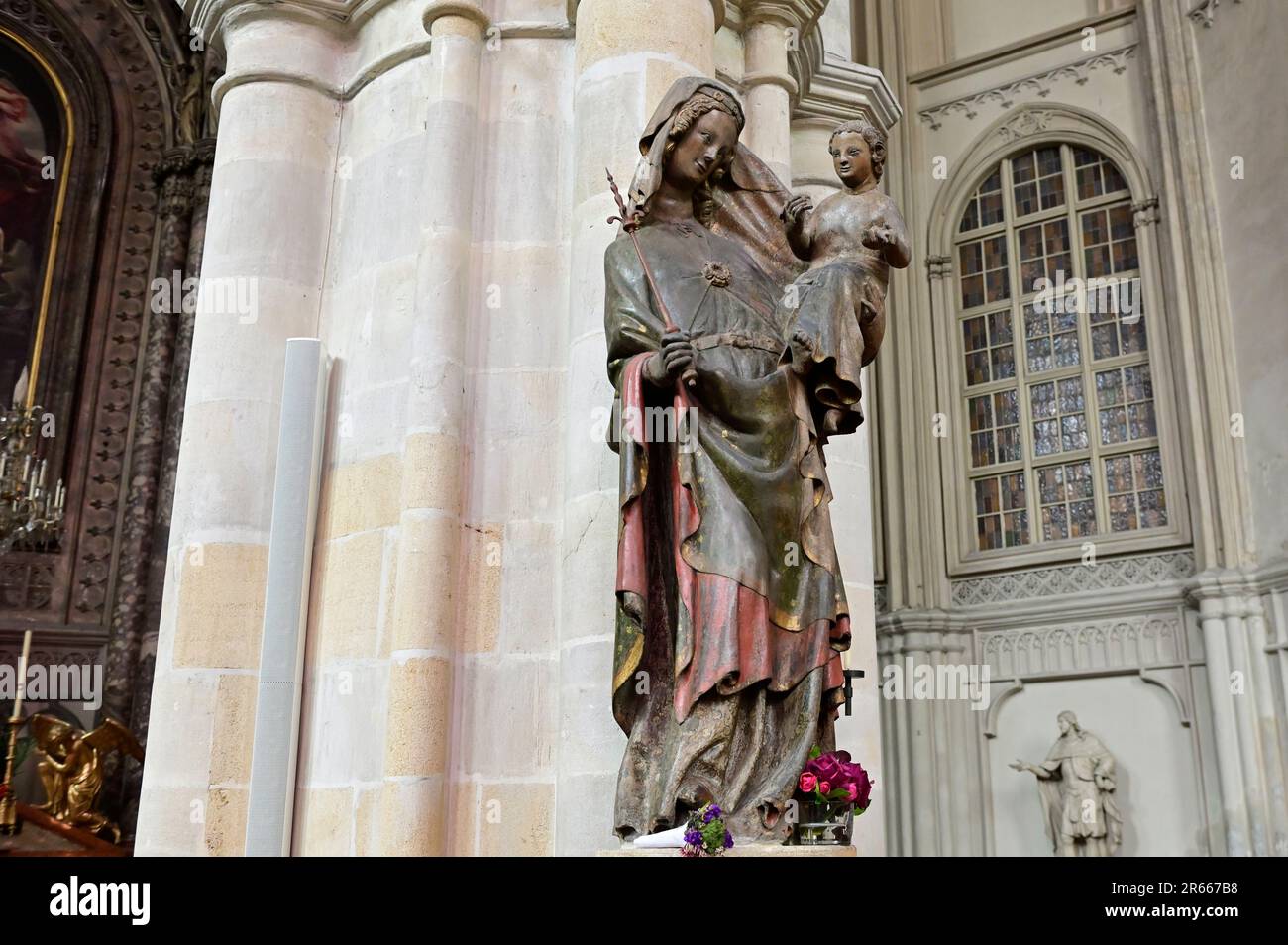 Vienna, Austria. Chiesa minorita a Vienna. Famiglia Madonna dal 1345 con scettro e bambino Gesù Foto Stock