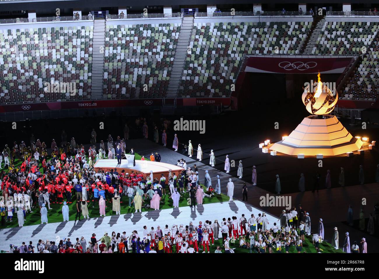 8 AGOSTO 2021 - Tokyo, Giappone: Seiko Hashimoto, Presidente del Comitato Organizzatore di Tokyo dei Giochi Olimpici e Paralimpici, parla accanto al Presidente del Comitato Olimpico Internazionale Thomas Bach durante la cerimonia di chiusura dei Giochi Olimpici di Tokyo del 2020 allo Stadio Olimpico (Foto: Mickael Chavet/RX) Foto Stock