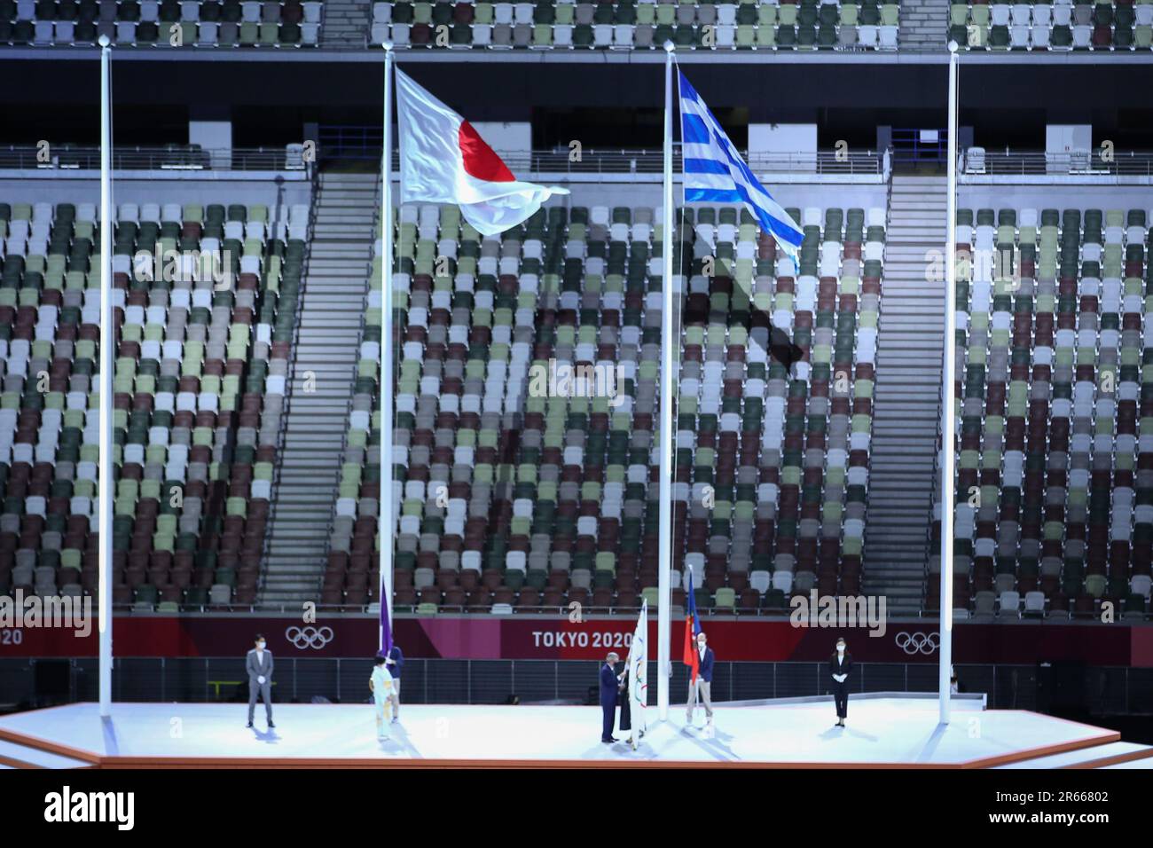8 AGOSTO 2021 - Tokyo, Giappone: Il sindaco di Parigi Anne HIDALGO riceve la bandiera olimpica dal presidente del Comitato Olimpico Internazionale Thomas BACH durante la cerimonia di chiusura dei Giochi Olimpici di Tokyo 2020 allo Stadio Olimpico (Foto: Mickael Chavet/RX) Foto Stock