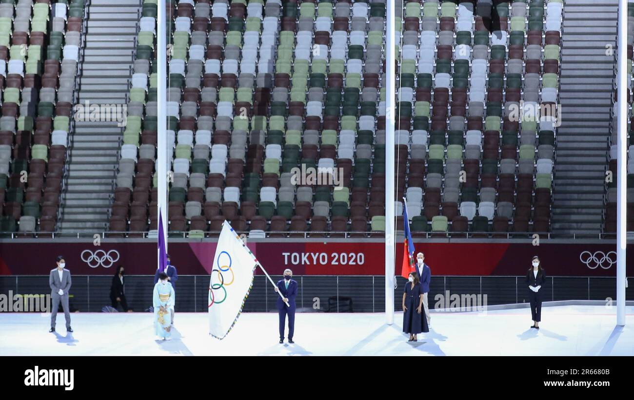 8 AGOSTO 2021 - Tokyo, Giappone: Il sindaco di Parigi Anne HIDALGO riceve la bandiera olimpica dal presidente del Comitato Olimpico Internazionale Thomas BACH durante la cerimonia di chiusura dei Giochi Olimpici di Tokyo 2020 allo Stadio Olimpico (Foto: Mickael Chavet/RX) Foto Stock